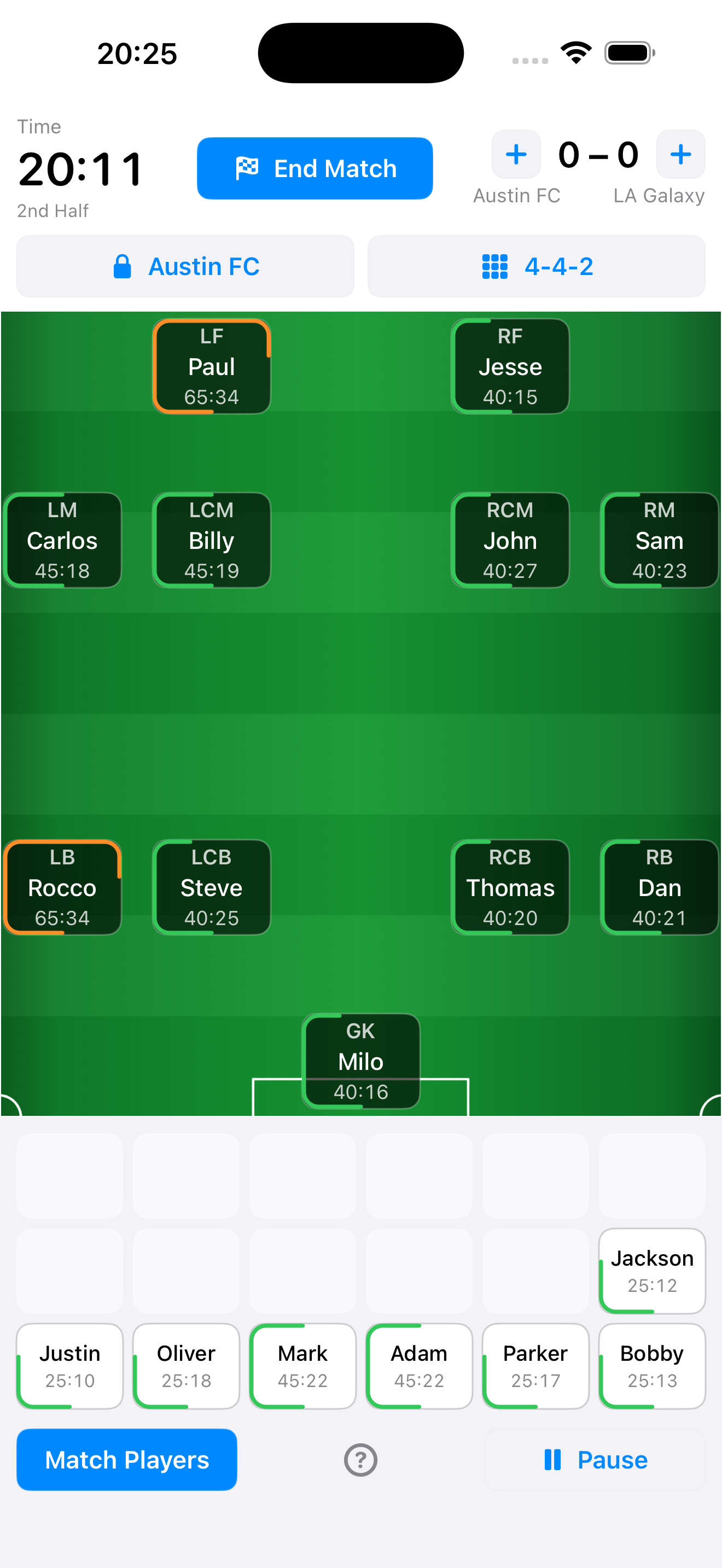 Live match screen showing timer, score, field positions, and bench players